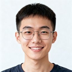 一位戴眼镜的年轻男性用户头像，短发，面带微笑，穿着深色T恤，背景简洁明亮
